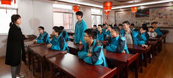 兴平 分类教学，因材施教，采取“一类一方案、一人一目标”的教学方法
