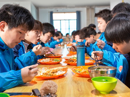 兴平学生用餐